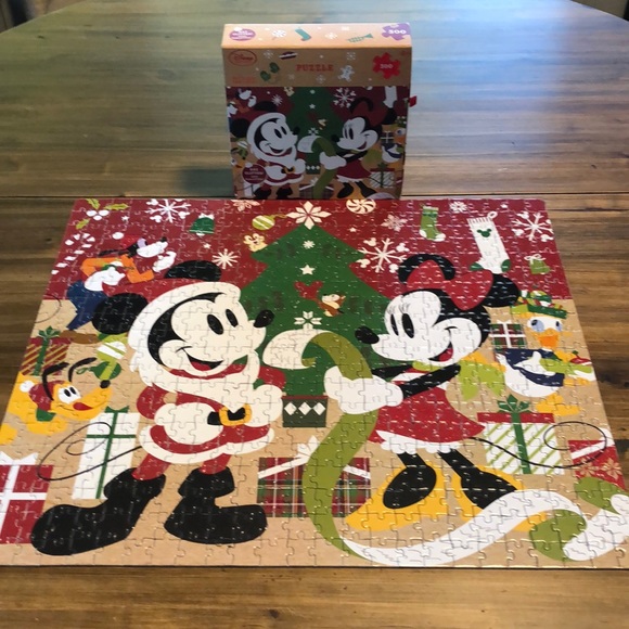 DISNEY STORE 500 piece puzzle Minnie Mickey Holiday Puzzle Glitter - Picture 1 of 3